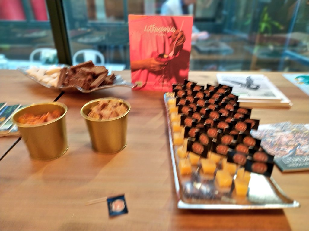 InterfaceSpain's tweet photo. 😋 Nos disponemos a finalizar el evento con un gran sabor de boca gracias a la degustación de productos típicos de Lituania. 🇱🇹
¡Gracias a todos los asistentes!
#RealIsBeautiful #InterfaceEvents https://t.co/sv28TO1IRs