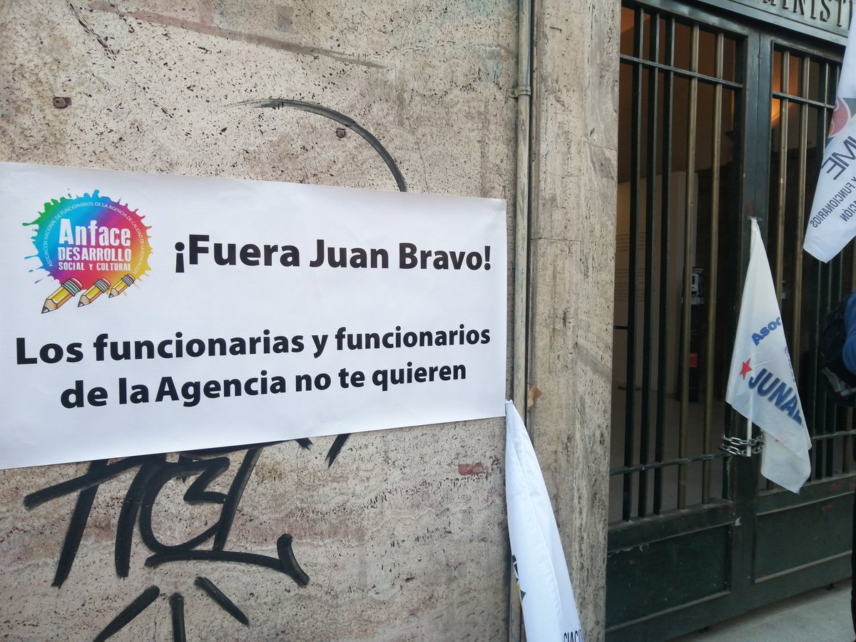ANFDGAC's tweet image. Presidente Nacional @ANFDGAC @villarroel_ri, participa en apoyo Compañerxs de Agencia de la Calidad @Anface2017. Se hace entrega de carta solicitando la salida de SE subrogante, carta fue entregada al individuo en cuestión y  al jefe de gabinete ministerial. #TrabajoDecente