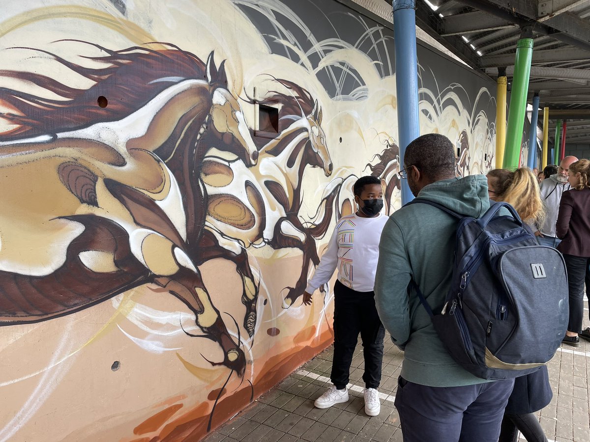 MargauxDeletre's tweet photo. Au collège Arthur Rimbaud pour le vernissage de l’expo Des animaux & des Hommes & la découverte de l’impressionnante fresque de 40m réalisée par les élèves de 6eC avec l’artiste Horor dans le cadre du #PAC80 Un projet multipartenarial @Somme_fr #CURB @Samara_Parc @Inrap @AcAmiens https://t.co/IlWtpKsuqB
