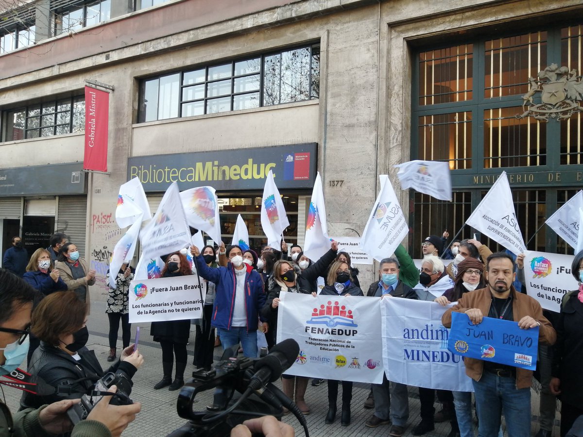 ANFDGAC's tweet image. Presidente Nacional @ANFDGAC @villarroel_ri, participa en apoyo Compañerxs de Agencia de la Calidad @Anface2017. Se hace entrega de carta solicitando la salida de SE subrogante, carta fue entregada al individuo en cuestión y  al jefe de gabinete ministerial. #TrabajoDecente