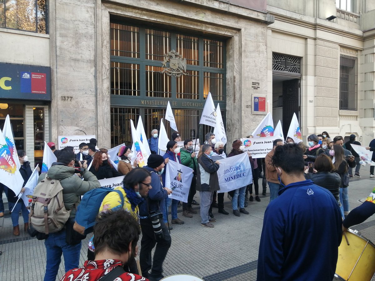 ANFDGAC's tweet image. Presidente Nacional @ANFDGAC @villarroel_ri, participa en apoyo Compañerxs de Agencia de la Calidad @Anface2017. Se hace entrega de carta solicitando la salida de SE subrogante, carta fue entregada al individuo en cuestión y  al jefe de gabinete ministerial. #TrabajoDecente