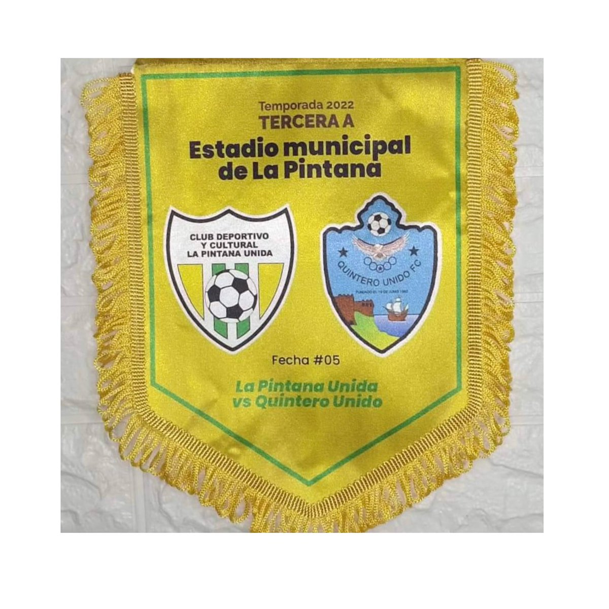 PintanaUnida's tweet photo. #SimboloPintanino 🇬🇫
En nuestro segundo partido como local, hemos hecho entrega del Banderín Pintanino (personalizado), símbolo de respeto y hermandad a los equipos de nuestro grupo que nos visitan.
@brujas_oficial 
@Quinterounidofc 

📷 : @juanpameen 

#SomosLaPintana https://t.co/0paXPcgAes