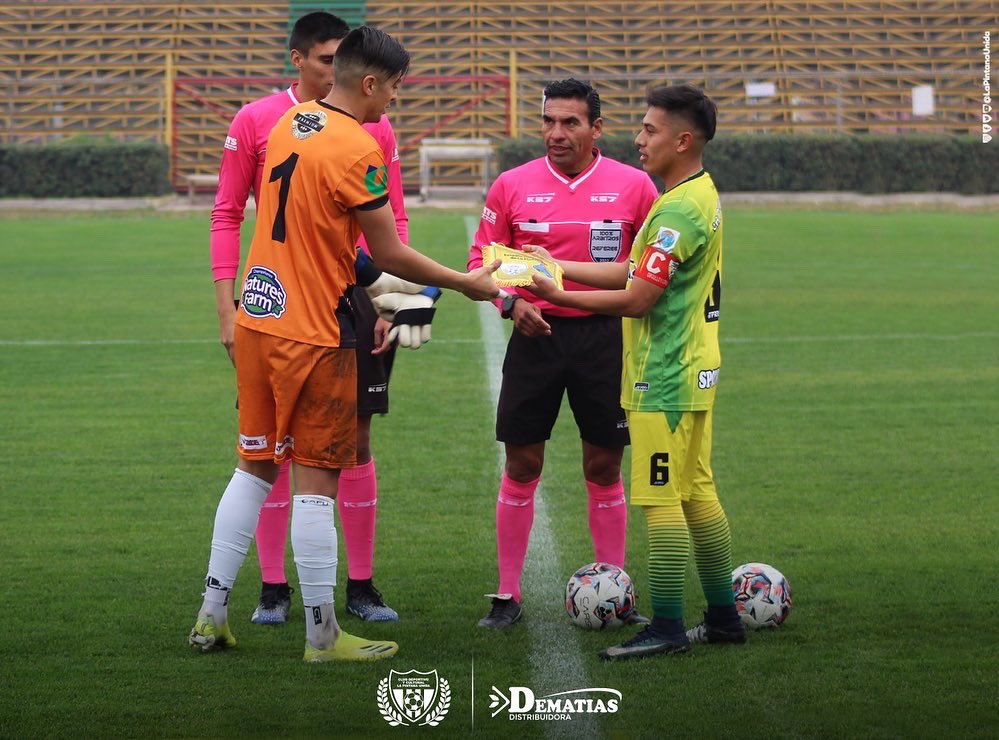 PintanaUnida's tweet photo. #SimboloPintanino 🇬🇫
En nuestro segundo partido como local, hemos hecho entrega del Banderín Pintanino (personalizado), símbolo de respeto y hermandad a los equipos de nuestro grupo que nos visitan.
@brujas_oficial 
@Quinterounidofc 

📷 : @juanpameen 

#SomosLaPintana https://t.co/0paXPcgAes