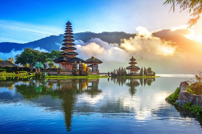 andreeaenchina's tweet photo. @AdinaIndonesia nos ha llevado a la preciosa #Indonesia🇮🇩
Me ha fascinado #Bali, con el templo Tanah Lot en medio del mar, además de la ciudad de Ubud llena de danza y artesanía tradicional. Y sobre todo, mucho verde🌿🌲 !!😍 Es un paraíso en toda regla✨
#descubreelmundoconavge https://t.co/7yCJSzta4Z