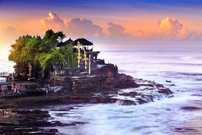 andreeaenchina's tweet photo. @AdinaIndonesia nos ha llevado a la preciosa #Indonesia🇮🇩
Me ha fascinado #Bali, con el templo Tanah Lot en medio del mar, además de la ciudad de Ubud llena de danza y artesanía tradicional. Y sobre todo, mucho verde🌿🌲 !!😍 Es un paraíso en toda regla✨
#descubreelmundoconavge https://t.co/7yCJSzta4Z