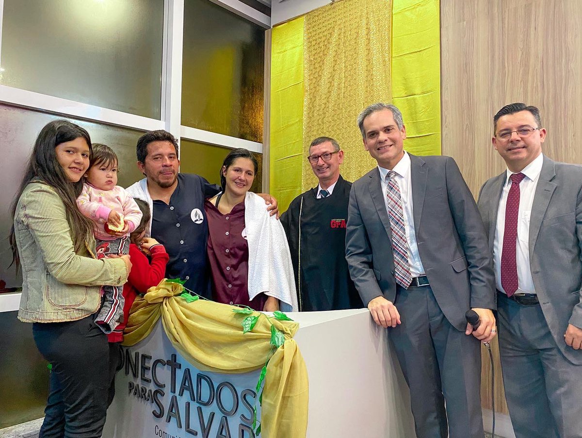 adventistaspy's tweet photo. Ayer en la •Junta Plenaria 2022• se vivieron momentos de emoción y gratitud a #Dios al conocer la #historia de 5 personas quienes decidieron #entregarse a Cristo🙏🏻
Ellos inician un nuevo camino junto a Cristo como el líder de sus vidas❤️

#yovoy #conectadosparasalvar https://t.co/BWG5din6ok