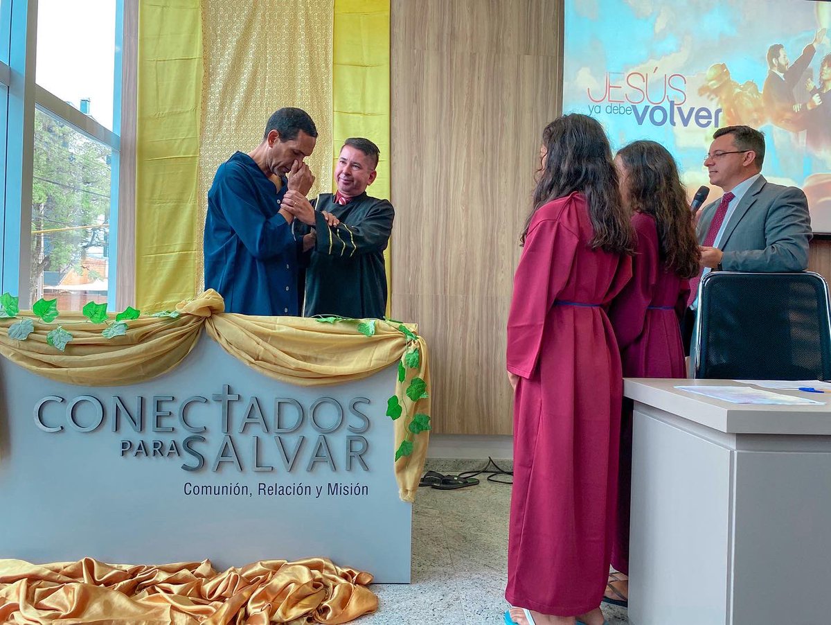 adventistaspy's tweet photo. Ayer en la •Junta Plenaria 2022• se vivieron momentos de emoción y gratitud a #Dios al conocer la #historia de 5 personas quienes decidieron #entregarse a Cristo🙏🏻
Ellos inician un nuevo camino junto a Cristo como el líder de sus vidas❤️

#yovoy #conectadosparasalvar https://t.co/BWG5din6ok