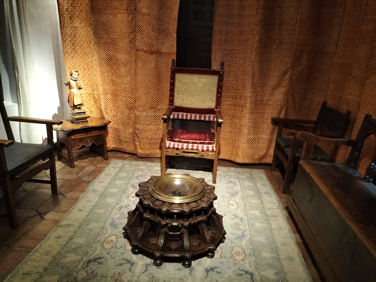 gomis_veronica's tweet photo. Os propongo rutas literarias que hice durante las vacaciones de semana santa. Aquí la primera de puntos de interés literario en Alcalá de Henares: Casa Cervantes (habitaciones) #INVTICUA22 https://t.co/qGXOLyXzbS