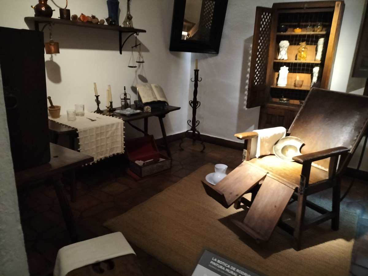 gomis_veronica's tweet photo. Os propongo rutas literarias que hice durante las vacaciones de semana santa. Aquí la primera de puntos de interés literario en Alcalá de Henares: Casa Cervantes (habitaciones) #INVTICUA22 https://t.co/qGXOLyXzbS