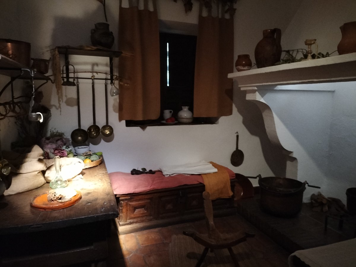 gomis_veronica's tweet photo. Os propongo rutas literarias que hice durante las vacaciones de semana santa. Aquí la primera de puntos de interés literario en Alcalá de Henares: Casa Cervantes (habitaciones) #INVTICUA22 https://t.co/qGXOLyXzbS
