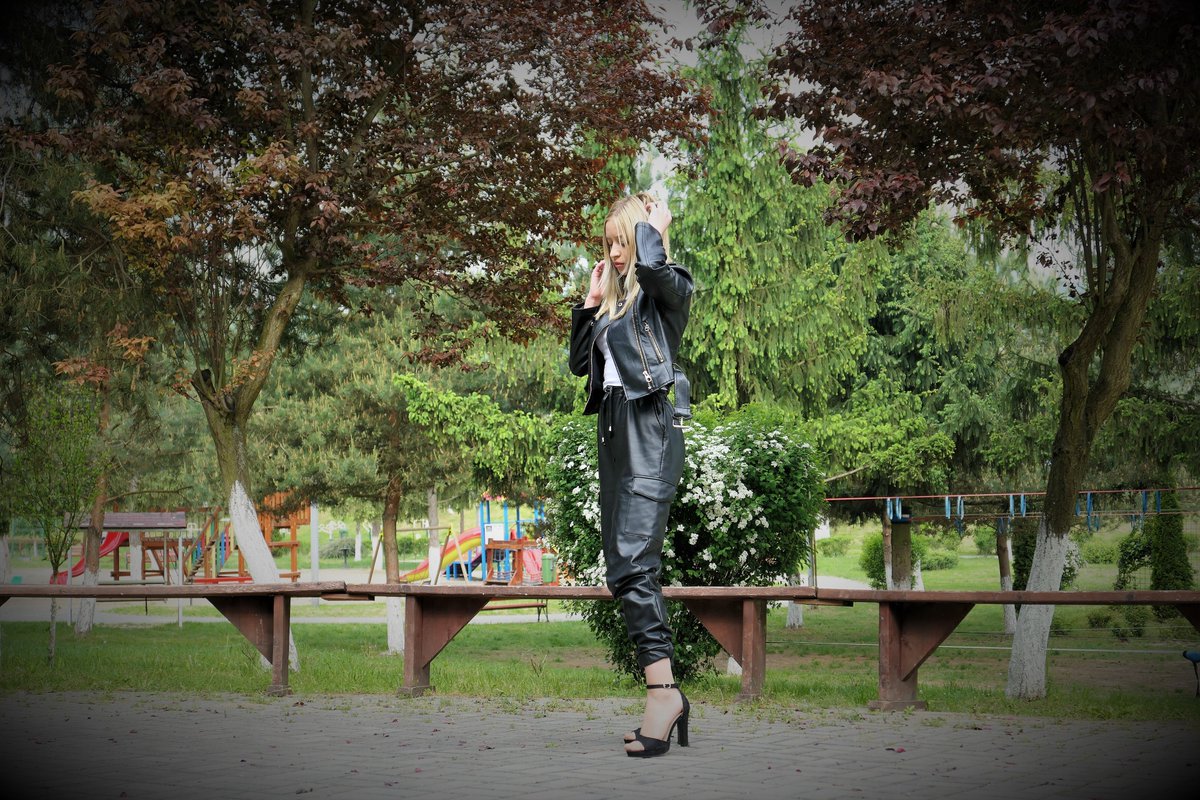 GirlsClothesF's tweet photo. Black high heels sandals and leather outfit
Video here> https://t.co/RlcFHmSlgI 
Leather pants and jacket.
#leatherclothes #leatherpants #leatherjacket #blacksandals #highheels #girlsclothes #fashion https://t.co/yPhTvD3VpX