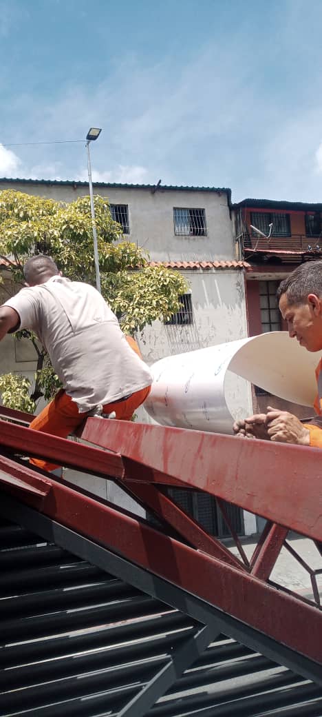 metro_caracas's tweet photo. #Entérate 👉🏻 En el marco del #PlanDeEmbellecimiento la Clase Trabajadora del @metro_caracas realiza cambio de láminas en el techo de la estación #ElCristo del corredor vial de #BusCcs.
Recuerda, el cuidado y mantenimiento de todas las áreas del Sistema, es tarea de todos. https://t.co/vliCIBTQ14