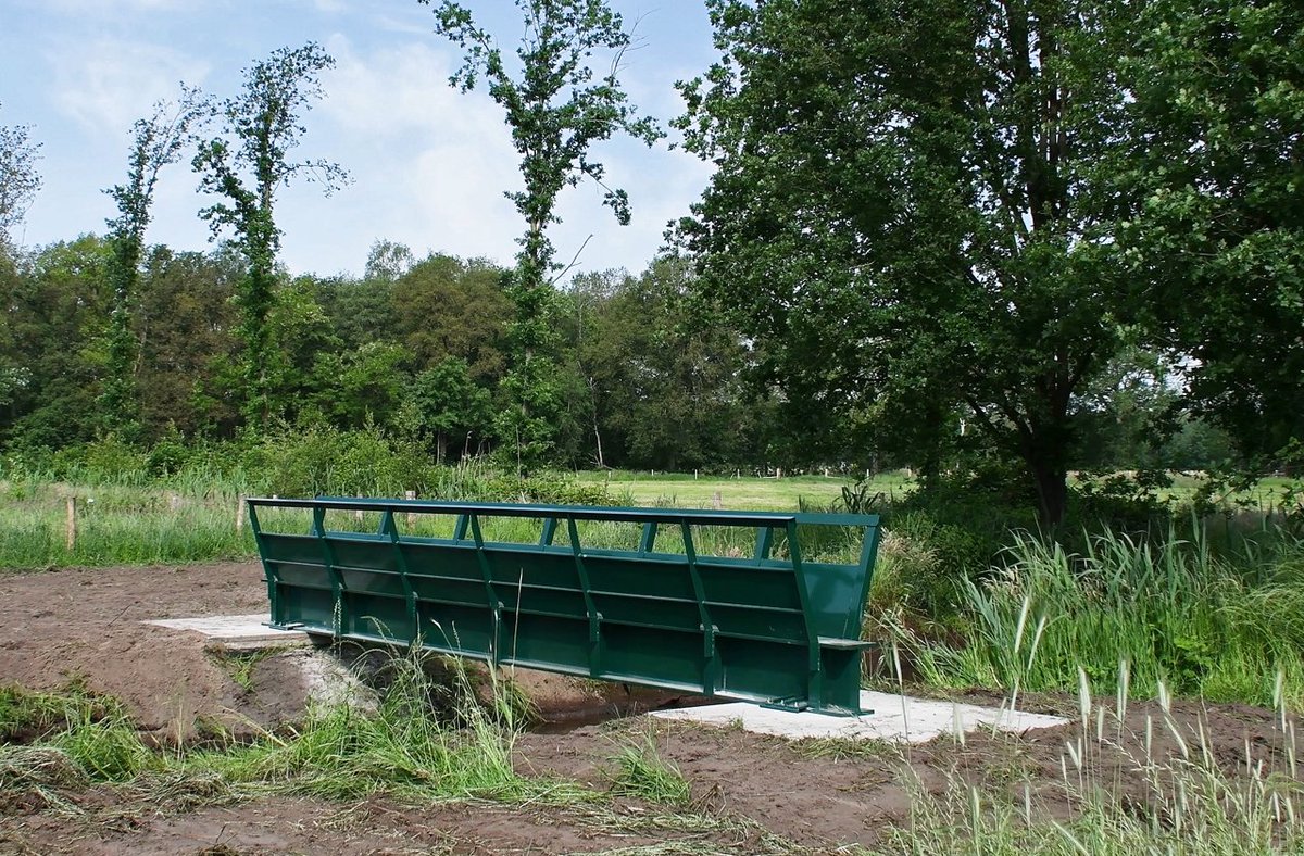HeijdenJozef's tweet photo. De 2e brug over de #Groote_Beerze tussen #Netersel en #Casteren is geplaatst.
De paden van en naar de bruggen moeten nog wel aangelegd worden, maar de dag nadert dat we van de bruggen gebruik kunnen maken.
@BoswachterFrans @Brab_Landschap @wddommel @v_d_zanden @Eelerwoude https://t.co/NvG8bqUdVw