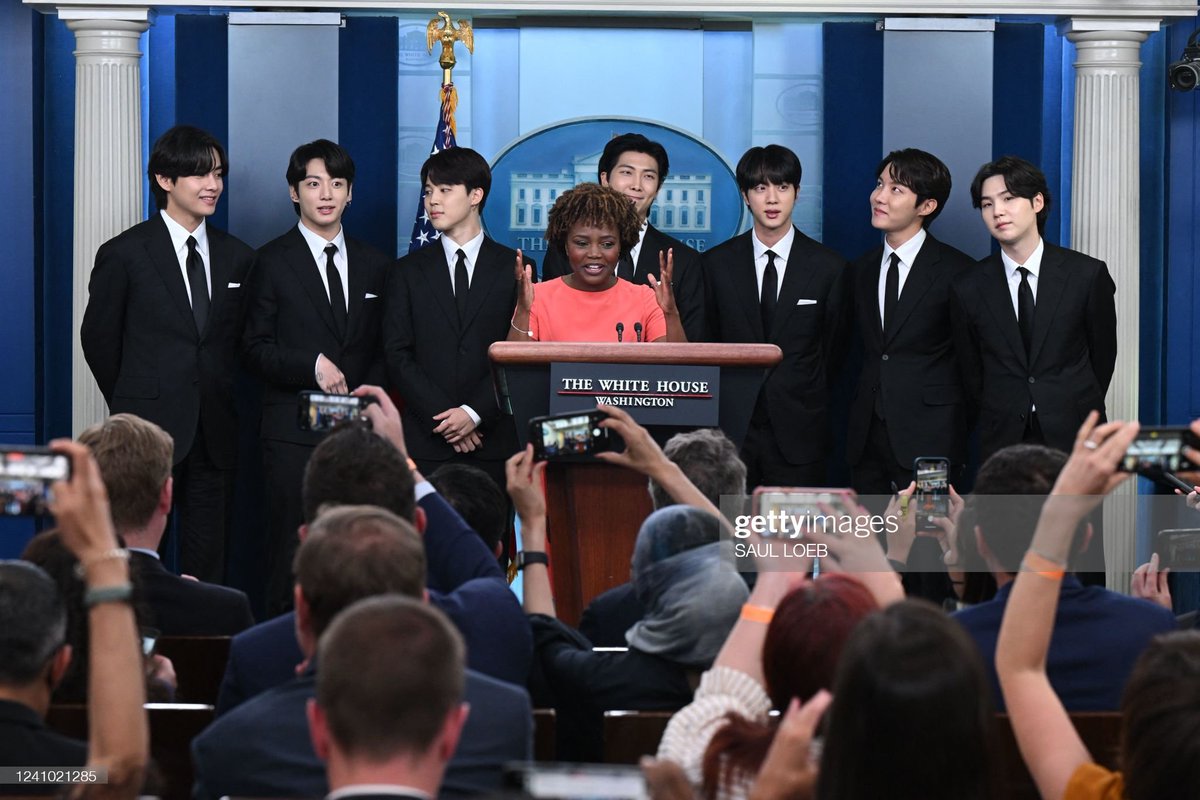 BTSdailyinfo's tweet photo. [PHOTOS] 220601 @BTS_twt 

Press Briefing by Press Secretary Karine Jean-Pierre Featuring BTS - (1/2)

#BTS #방탄소년단 https://t.co/Qs56DXbvNl