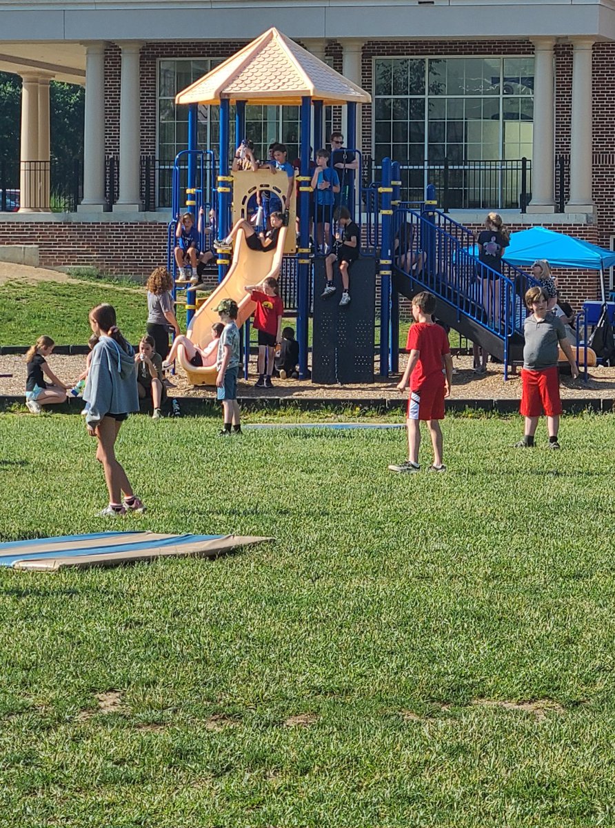 mariemontelem's tweet photo. Having Fun in the Sun at our ME Field Day! Thank you @coachhaney3 for organizing this great end of the year event! #FieldDay2022 #creatingexperience #MErainbow 🌈 https://t.co/7eoQdsler9