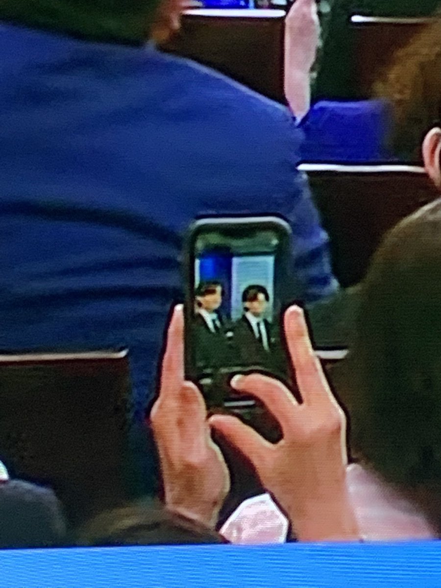 iTAEGGUKi's tweet photo. hacía zoom ayuda https://t.co/2DOxRum9wA