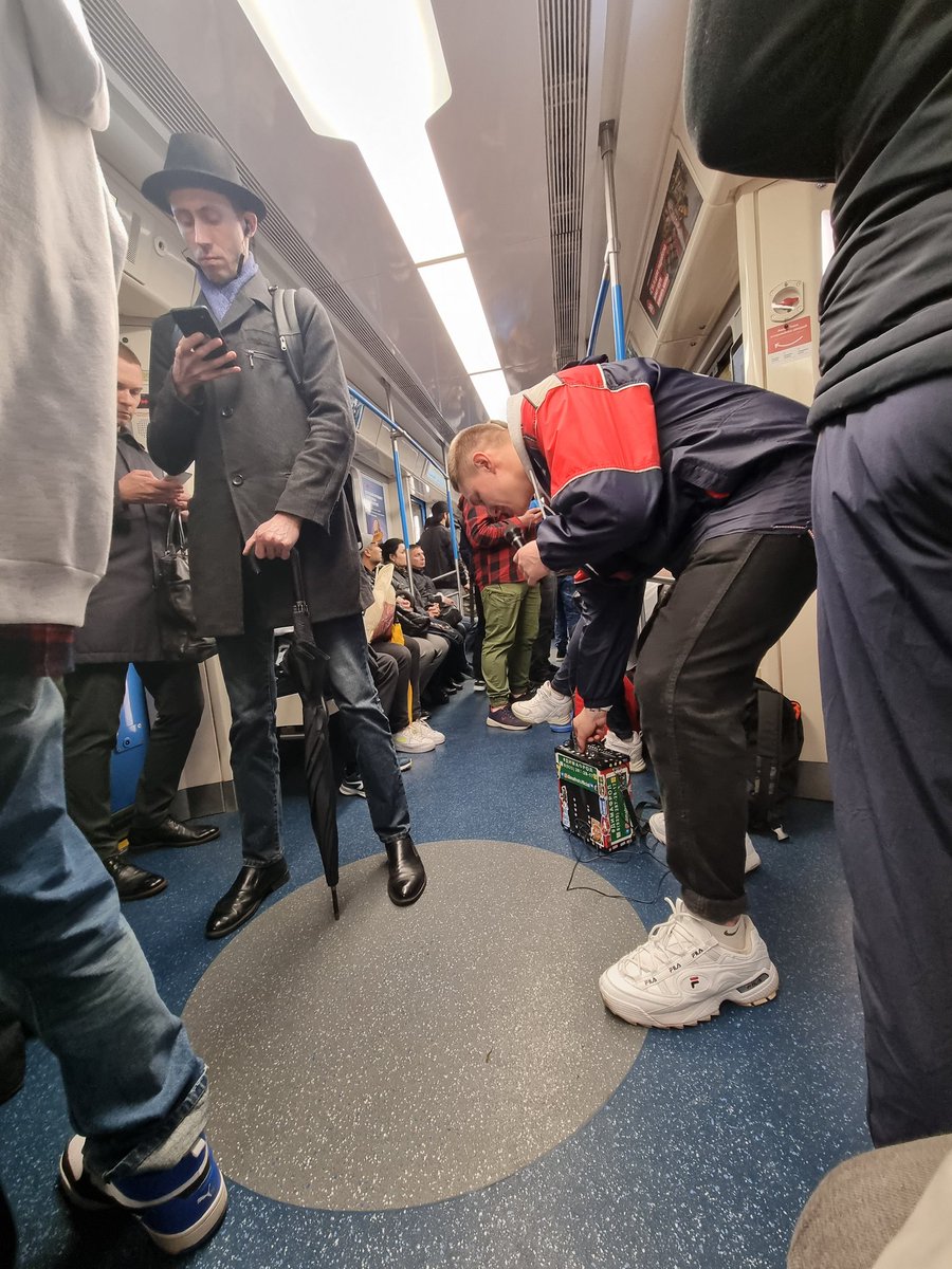 onurgok03's tweet photo. 31 Mayıs 2022 Türkiye gündemini takip ettikten sonra eve giderken gördüğüm  sahne:
"Resmen" savaşta olan ülkenin metrosunda şarkı söylüyorlardi.
Biraz zoruma gitti. https://t.co/ZO1RbBeRqS