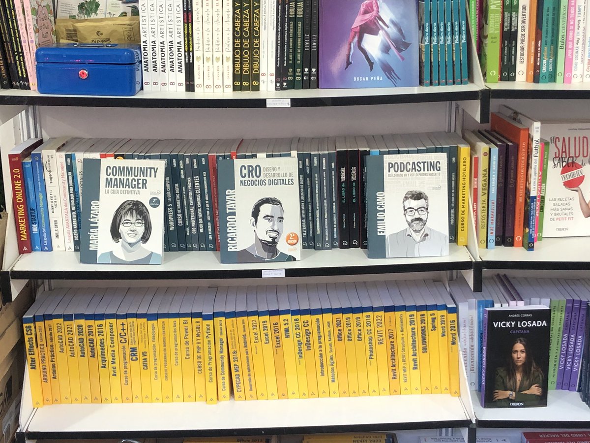 marialazaro's tweet photo. Me he venido a #FLMadrid2022 y 

¡Ta-chán!

Me he encontrado a mí misma. 

Y en muy buena compañía, por cierto: con @rtayar y @emilcar 
#CMLaGuiaDefinitiva #LibrosRecomendados https://t.co/yjVJs5S0dW