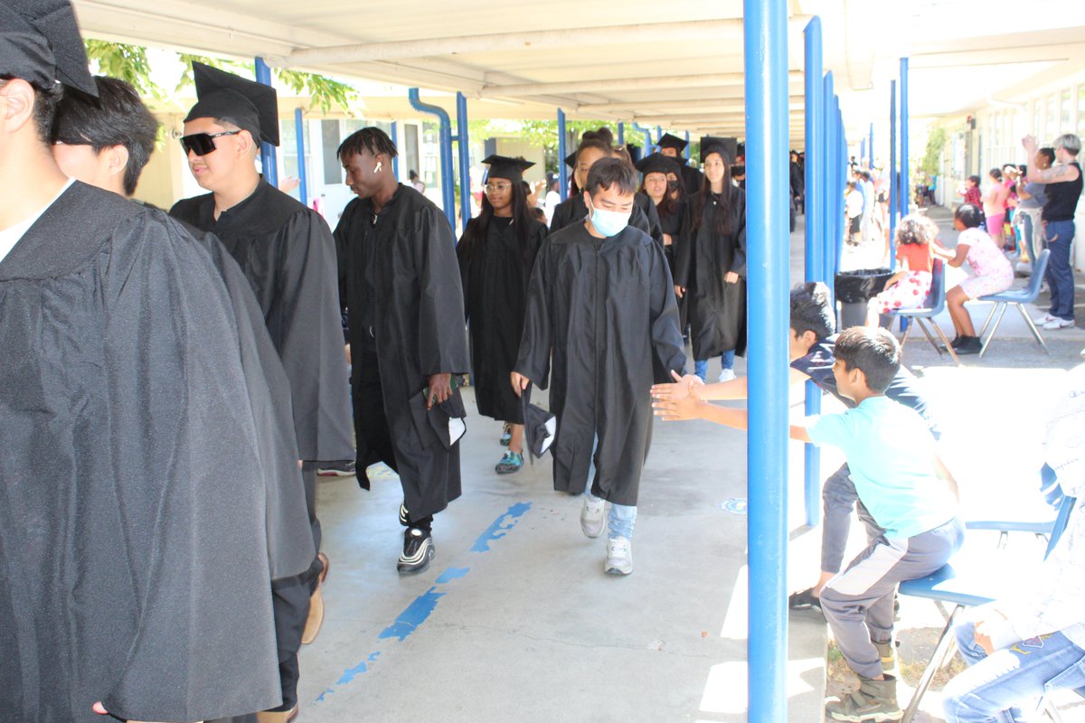 OakdaleTRUSD's tweet photo. Foothill High graduating seniors paraded through Oakdale PK-8 School like scholars! 

Congratulations, Class of 2022! https://t.co/ly9JyZ05sG