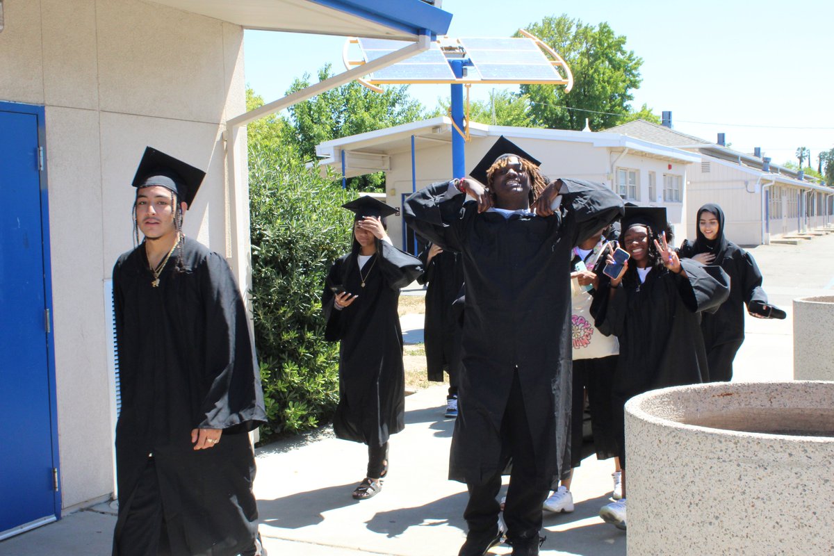 OakdaleTRUSD's tweet photo. Foothill High graduating seniors paraded through Oakdale PK-8 School like scholars! 

Congratulations, Class of 2022! https://t.co/ly9JyZ05sG