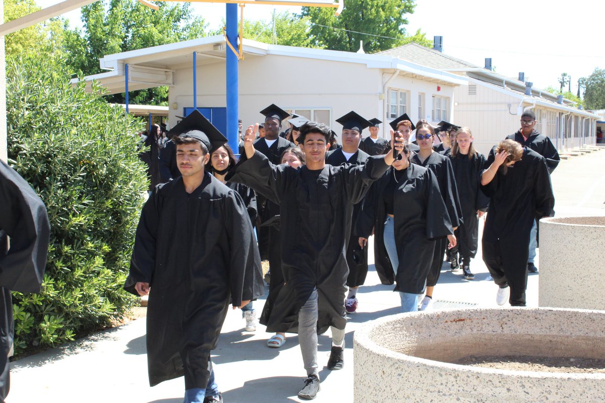 OakdaleTRUSD's tweet photo. Foothill High graduating seniors paraded through Oakdale PK-8 School like scholars! 

Congratulations, Class of 2022! https://t.co/ly9JyZ05sG