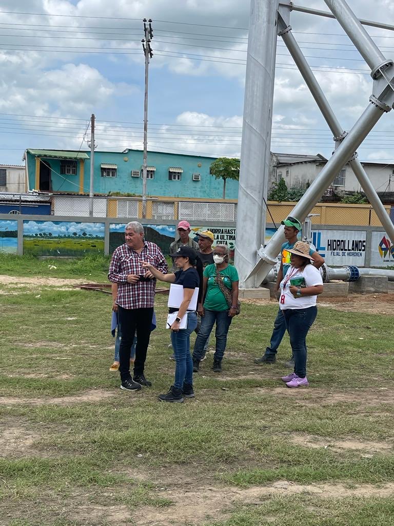 eduardopiate2's tweet photo. Hoy inspeccionamos los trabajos del tanque elevado del sector Barrio Obrero, San Fernando, que beneficiará a los habitantes de los barrios del sur de San Fernando de Apure. Ya estamos en pruebas de llenado y próximamente lo entregaremos en nombre de ⁦@NicolasMaduro⁩ https://t.co/u6YkR424g3
