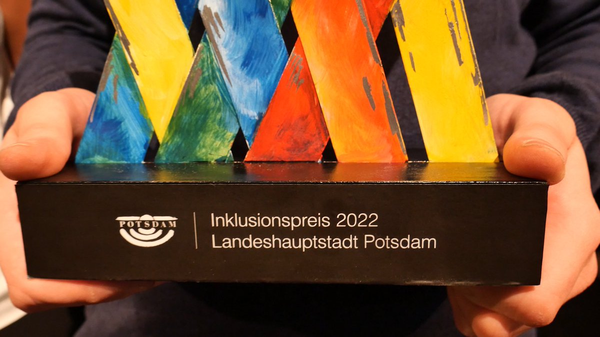 LH_Potsdam's tweet photo. 👍Die Landeshauptstadt #Potsdam hat heute im Treffpunkt Freizeit zum ersten Mal den Potsdamer #Inklusionspreis verliehen. Den ersten Preis bekam das Theater Hans Igel - Verein für #Integration &amp; Theater e.V.  überreicht.
👉Alle Preisträger*innen:https://t.co/ZgrtbpCZog https://t.co/7rdCSCB6hN