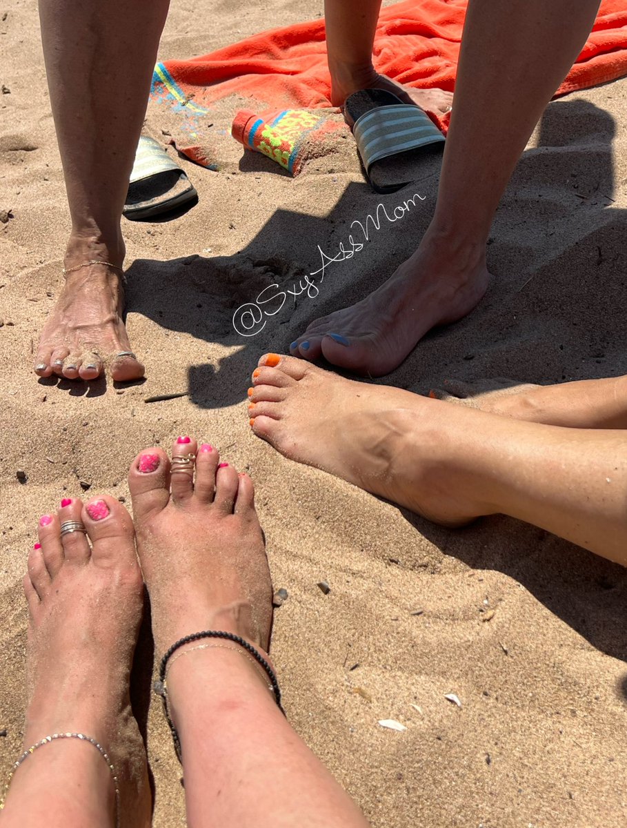 SxyAssMom's tweet photo. Beach day with my mom & her friends.
Can you guess which #feet are hers?
#momlife #momfeet #moms #mommytoes #mommyfeet #prettyfeet #prettytoes #milf #colorfultoes #amateurmom #hotmom #mommylovers #realcplsonly #wrinkledfeet #Mommyshorny #AmateurContentCreator https://t.co/hYN7fu0lG2