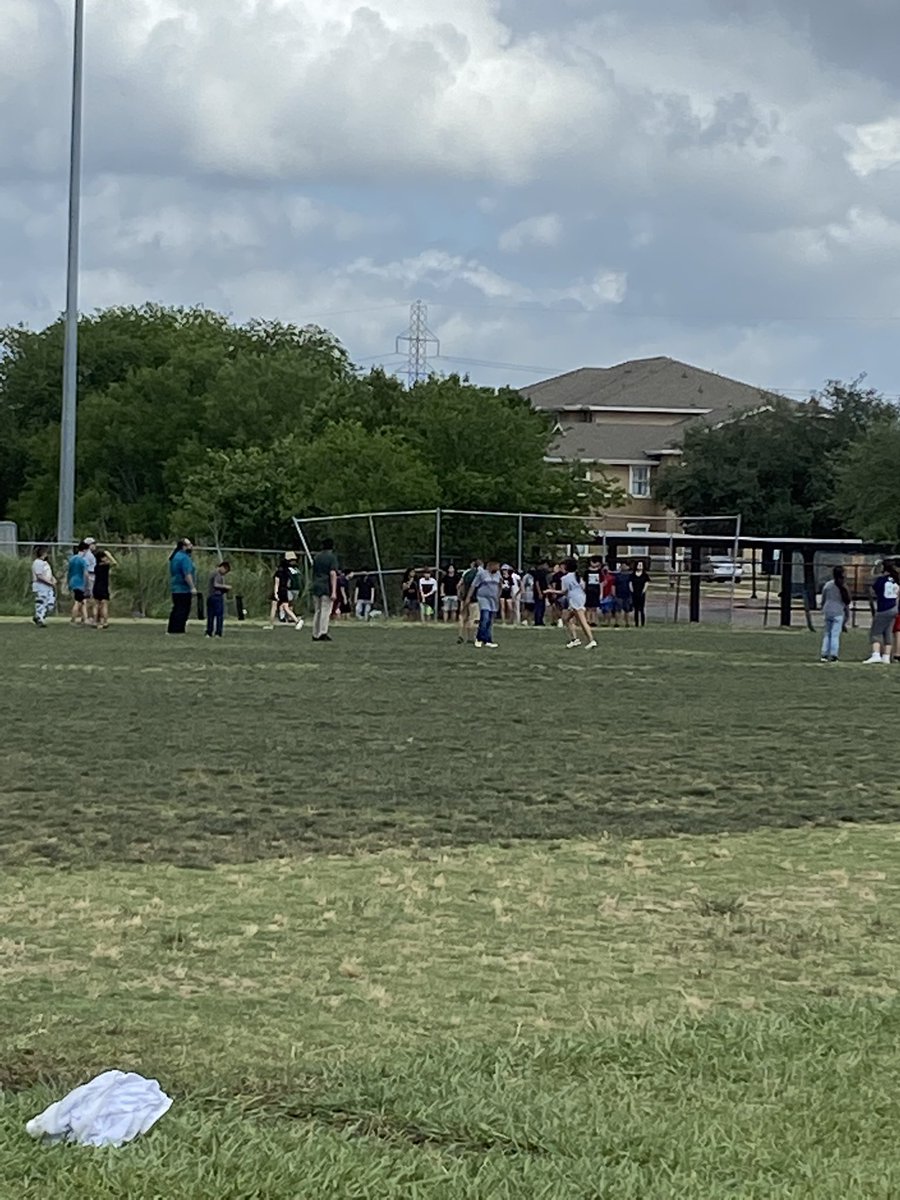 cmperez789's tweet photo. More field day activities! @MrsEscosClass @swcantu @ETWrennMS https://t.co/NfPtPC0M9G