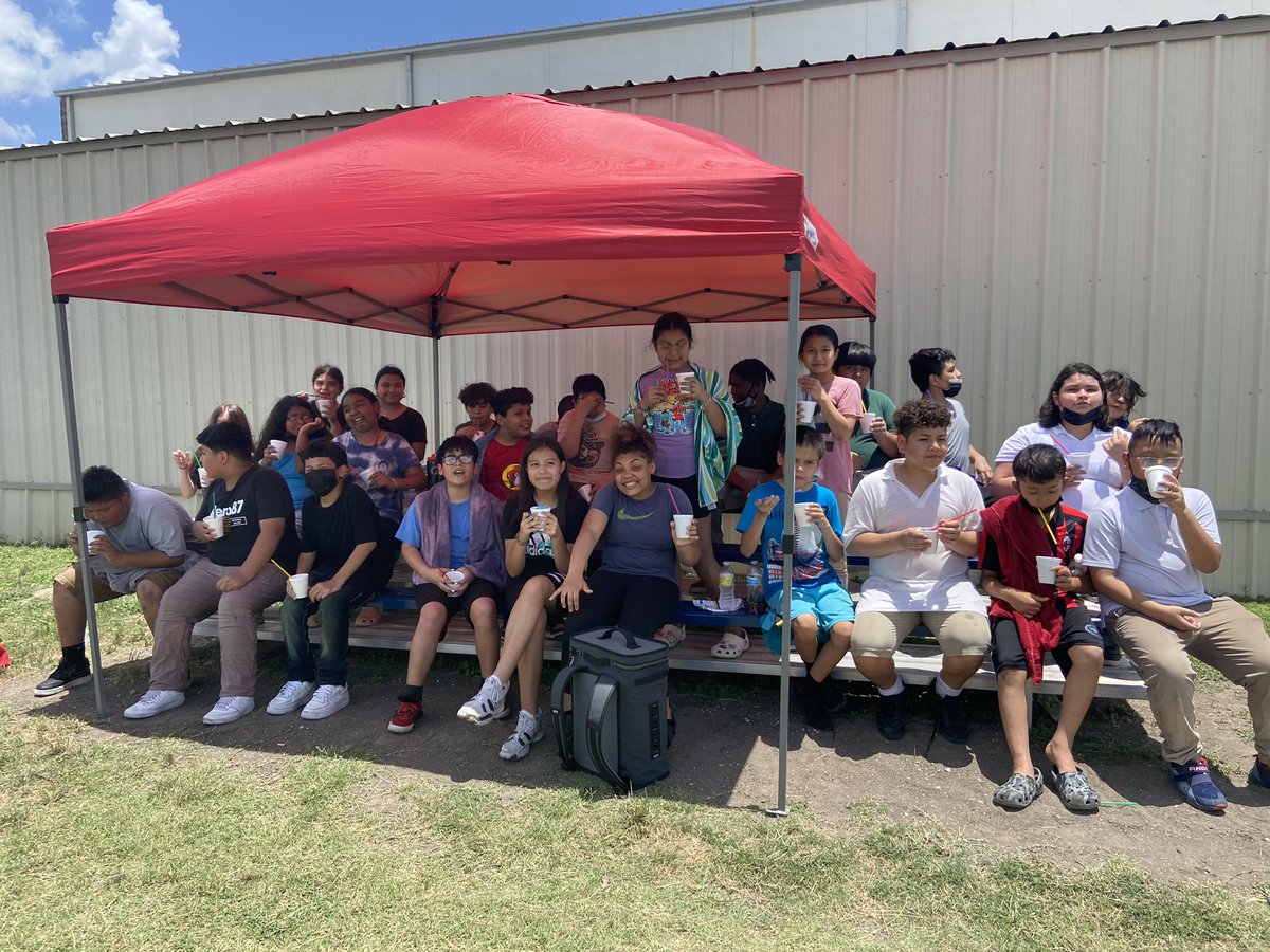cmperez789's tweet photo. More field day activities! @MrsEscosClass @swcantu @ETWrennMS https://t.co/NfPtPC0M9G