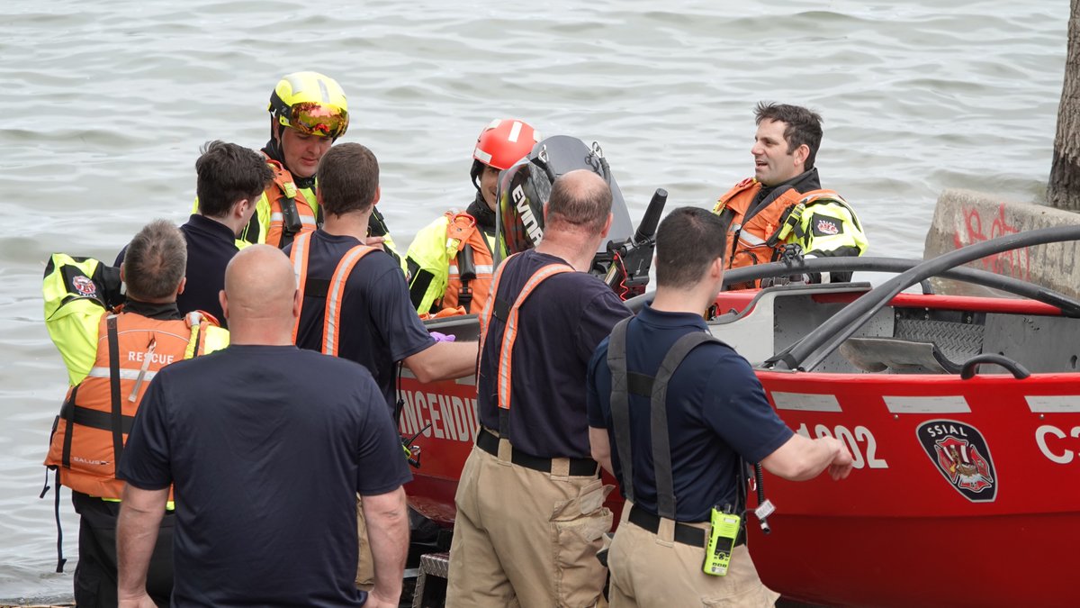 FSauveRC's tweet photo. Environ 13h30 31/05/2022. Opération Nautique sous le pont Jacques Cartier, sauvetage sur place incendie Montréal SI Longueuil sur place @ 13H50 terminée sauvetage effectuer par le SI Longueuil https://t.co/5N74lqIM4H