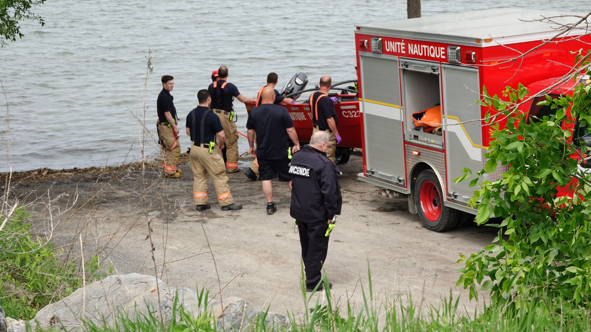FSauveRC's tweet photo. Environ 13h30 31/05/2022. Opération Nautique sous le pont Jacques Cartier, sauvetage sur place incendie Montréal SI Longueuil sur place @ 13H50 terminée sauvetage effectuer par le SI Longueuil https://t.co/5N74lqIM4H