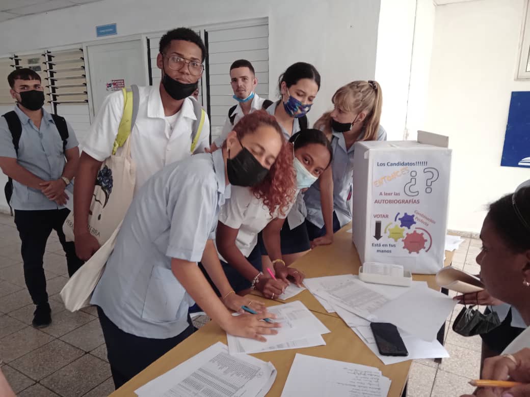 ChapleImbert's tweet photo. Elecciones estudiantiles en la @UCM_Matanzas #MatancerosEnVictoria #CubaViveYTrabaja @SuselyMorfaG @JLBrocheLorenzo @yoeaberob1 @gisellemarrerop @alba @BaujinPerez @esqjerre https://t.co/lOyk6O1hLw
