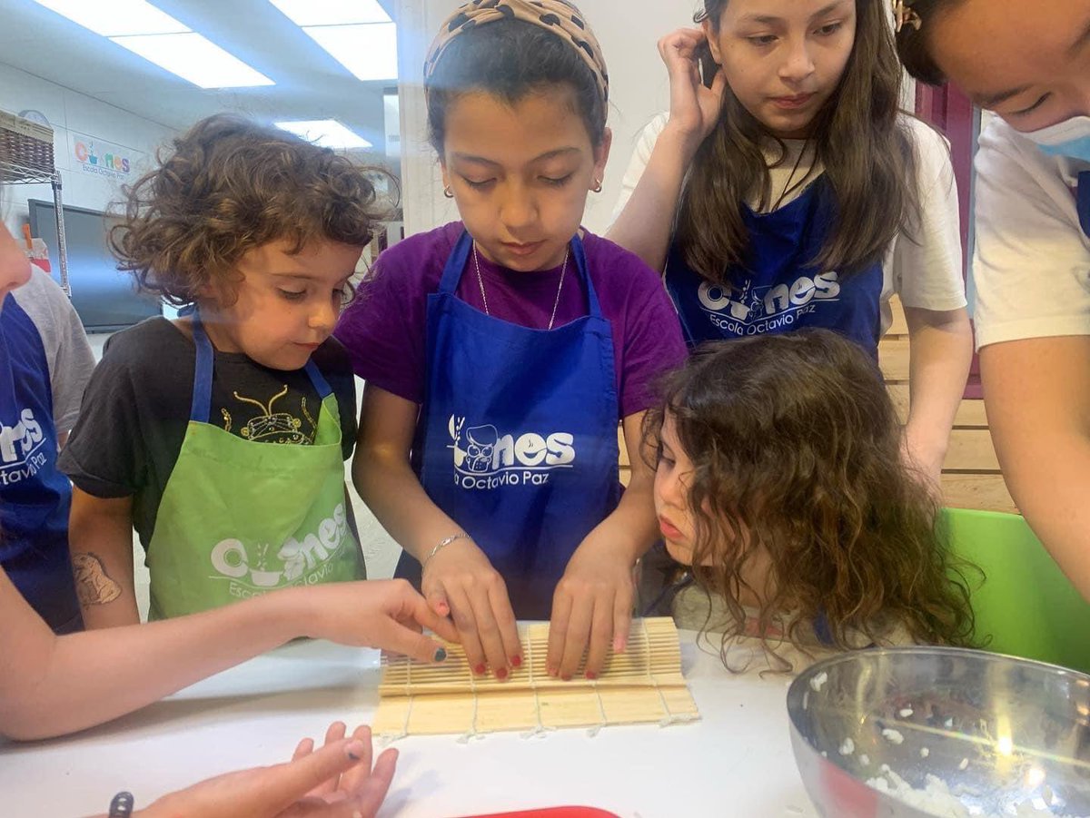 OctavioPazBCN's tweet photo. 🍣🍱 Rebem a les famílies amb un bufet de sushi i ens emportem a casa el que hem cuinat per compartir-ho ♥️ @adaparellada #projecteCUINES https://t.co/R90mK8sm1y