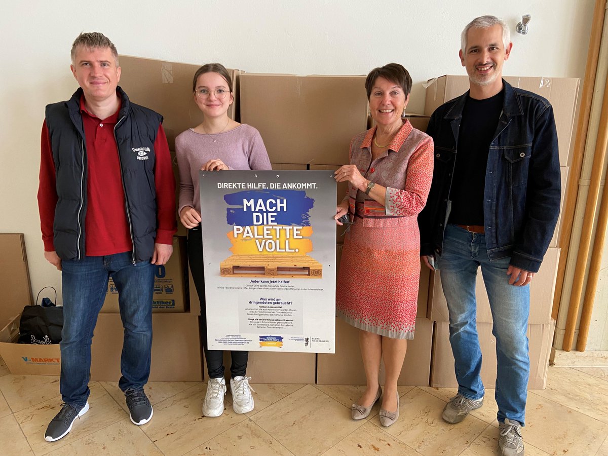 Gym_Seligenthal's tweet photo. „Mach die Palette voll“ geht in die 3. Runde 🇺🇦

Seit Mai sammeln wir für das Bündnis #Ukraine-Hilfe Landshut Waren des täglichen Bedarfs.
Wer noch #spenden will, ist eingeladen! Die nächsten Kisten warten schon im #Gymnasium!
#Seligenthal #Hilfe #Landshut https://t.co/e96qMVHzDi https://t.co/WZbRB0YQZi