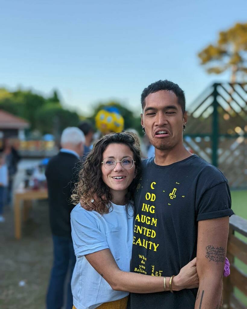 iamangelofoley's tweet photo. Je déteste les photos de couples. Je me sens bien plus à poil que sur un selfie ou une photo avec mon fils. J’ai laissé ce sentiment en suspens pendant des années jusqu’à oser récemment aller voir ce qui me dérangeait à ce point dans le fait de m’exposer en couple.
.
J’ai ré… https://t.co/Y6ZmsoCsul