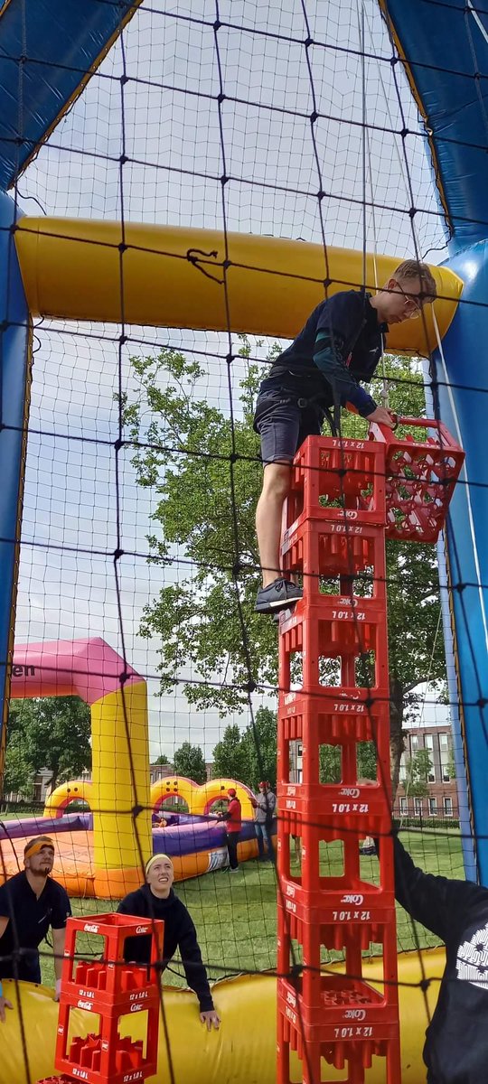 PhilSittard's tweet photo. Club Wovan is een geliefd gezelschap op ons Phillokaal. Over en weer helpen we elkaar bij activiteiten en bijzondere evenementen. Logisch dus dat we tijdens hun 100-jarige bestaansfeest van de partij waren, achter de bar en uiteraard met een team bij het 'Spiel Ohne Grenzen'. https://t.co/wn8UJlysam