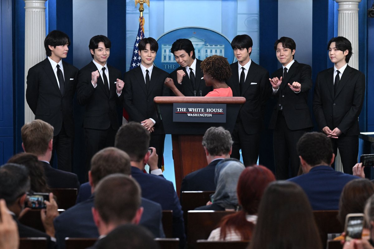 enews's tweet photo. Shining through the city all the way to the White House. 👏  BTS is in the building❗#BTSatTheWhiteHouse #BTSAtWhiteHouse #BTSArmy https://t.co/5O7gTXG58V