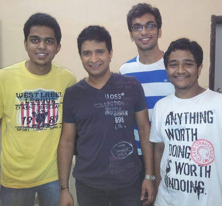 vaibhavhanduja's tweet photo. I was one of the lucky ones to have seen KK perform live. His melodies will continue to sooth people in their lowest moments. Good bye legend. https://t.co/Z1vtDySe2f