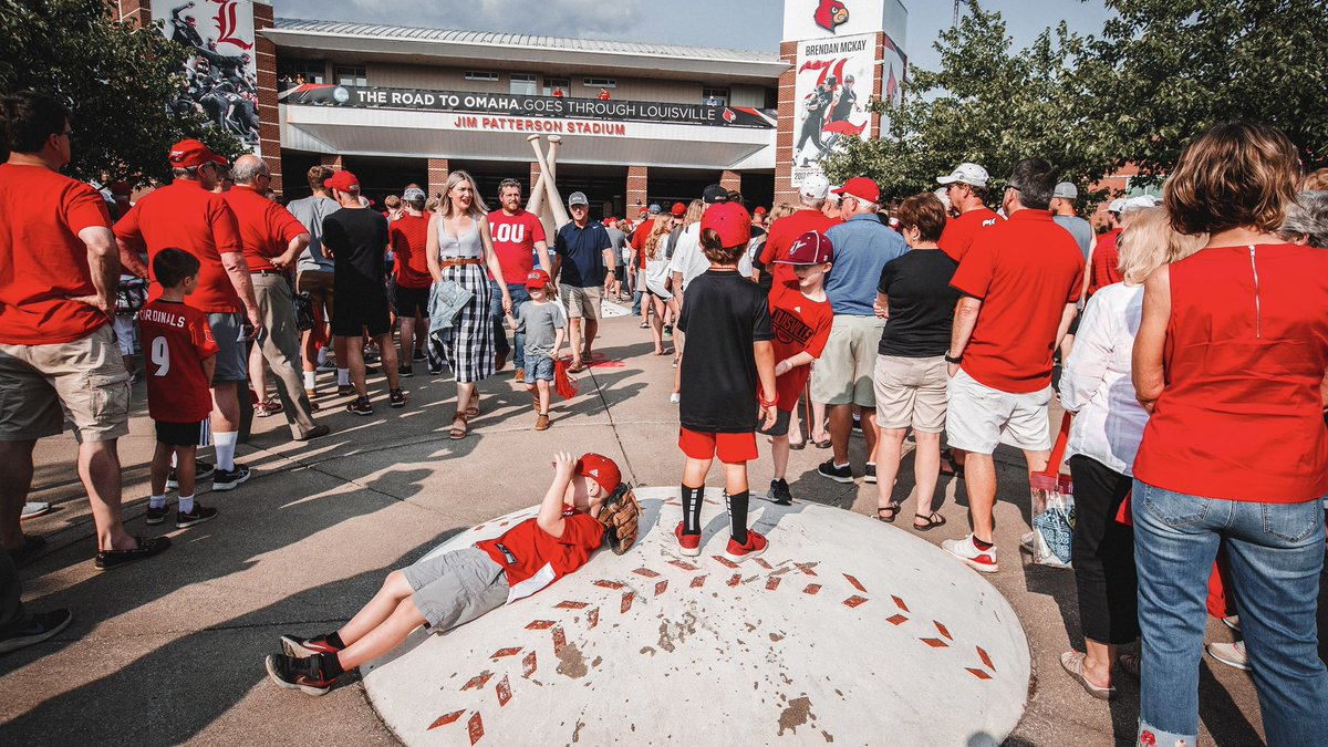 LouisvilleBSB's tweet photo. 7 𝙝𝙤𝙢𝙚 𝙧𝙚𝙜𝙞𝙤𝙣𝙖𝙡𝙨 𝙞𝙣 𝙩𝙝𝙚 𝙡𝙖𝙨𝙩 9 𝙨𝙚𝙖𝙨𝙤𝙣𝙨.

Nobody has seen more regionals in that time than #CardNation.

#GoCards | #RoadToOmaha https://t.co/mCN4rJml9u