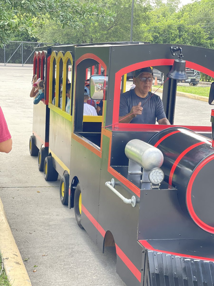 Tobi0822's tweet photo. 🤗Fun Day! @FARIASECC sponsored by the Farias PTO!! @vdelgadofarias @ms_nava1 @SlimJimVB @HeartfeltP14 @ZamaFeeney @valreneau4 #prek3Palos #jvtrainrental https://t.co/A8LOv7JRSS