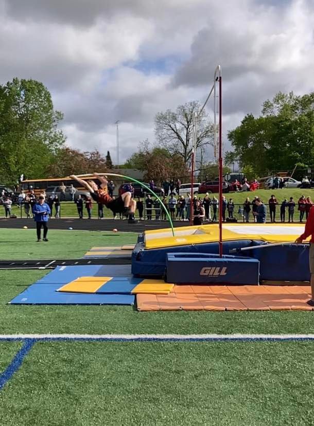 stanleyboydsd's tweet photo. Please help us congratulate Zach Boes who qualified for the state tournament in Pole Vault with a PR of 12’6! 

#SBOrioles Vaulting     🧡🖤🧡 https://t.co/I8mSV1ix4f
