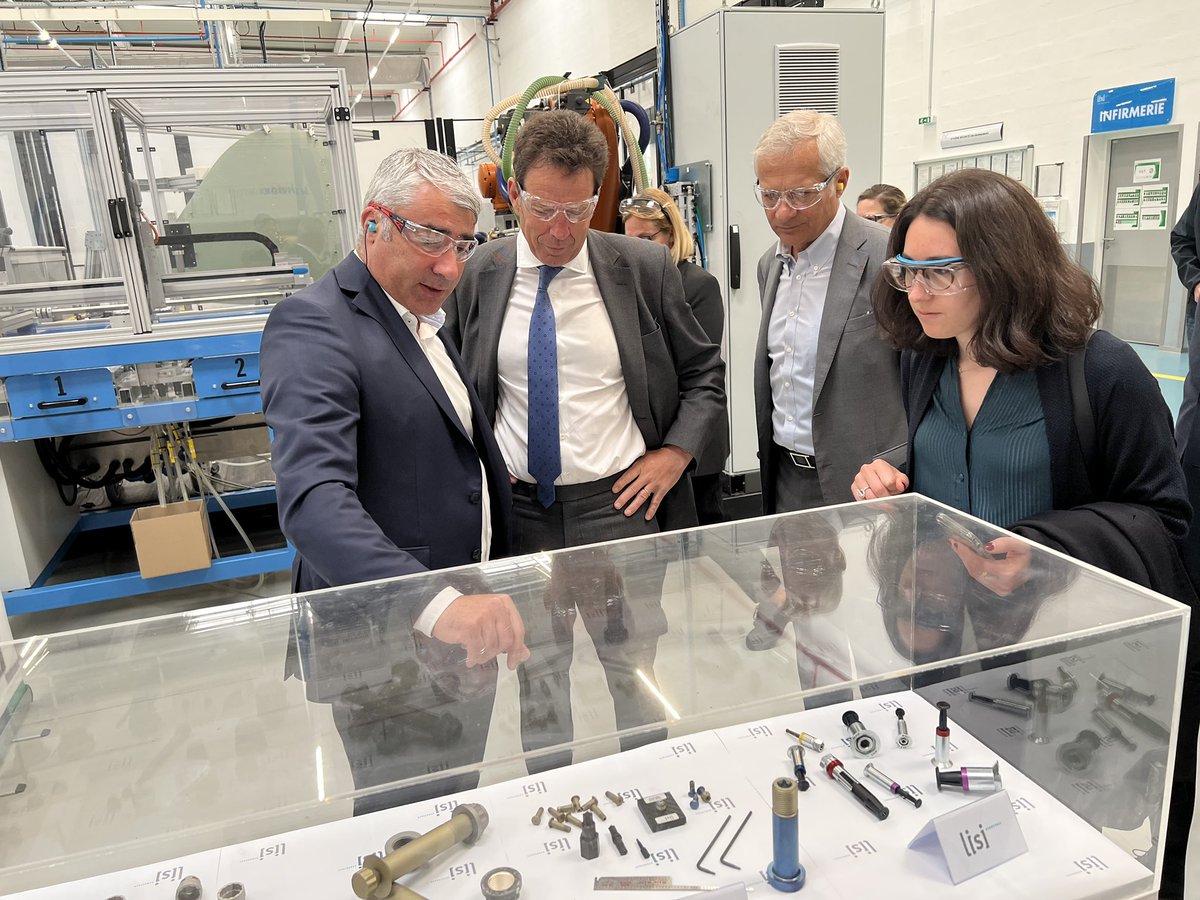 GeoffroyRDB's tweet photo. Visite de Lisi Aerospace : une vitrine française exceptionnelle de l’usine du futur, garante de notre souveraineté, et intégratrice de start-ups ✈️ https://t.co/wQrYlg62QR