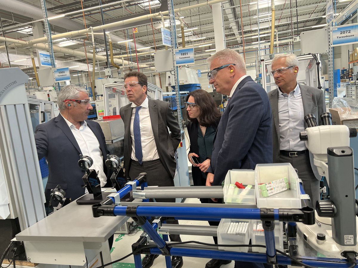 GeoffroyRDB's tweet photo. Visite de Lisi Aerospace : une vitrine française exceptionnelle de l’usine du futur, garante de notre souveraineté, et intégratrice de start-ups ✈️ https://t.co/wQrYlg62QR