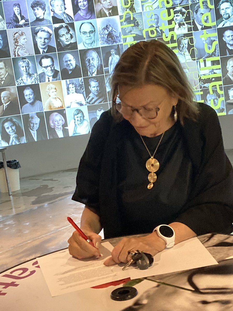 _teatterimuseo_'s tweet photo. Tänään jäi meiltä eläkkeelle #museonjohtaja! Kiitos Raikku näistä vuosista! Loppuun asti työn äärellä, viimeinen allekirjoitus kesken läksiäisjuhlan 😂. Kiitos myös kaikille juhlaan osallistuneille. Eiköhän Raikkua nähdä teattereiden lämpiöissä tästä eteenpäinkin! https://t.co/wMapKiyvfy