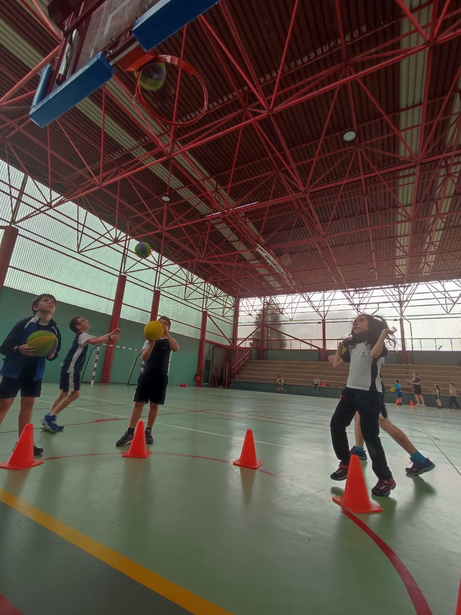 AusevaBasket's tweet photo. Hoy terminaron los entrenamientos de los #Benjas @ausevamaristas entrega de llaveros personalizados por parte de los entrenadores @Vicen_Quintana @Andrea_Pravia @mateomorales77 #Joss #SomosMaristas #MaristasEscucha https://t.co/fHpG4Y1Bad