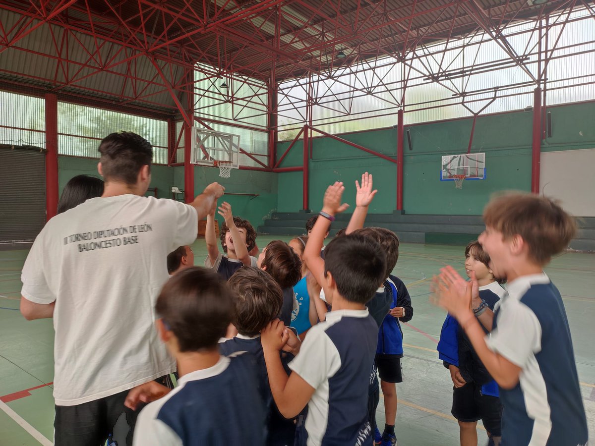 AusevaBasket's tweet photo. Hoy terminaron los entrenamientos de los #Benjas @ausevamaristas entrega de llaveros personalizados por parte de los entrenadores @Vicen_Quintana @Andrea_Pravia @mateomorales77 #Joss #SomosMaristas #MaristasEscucha https://t.co/fHpG4Y1Bad
