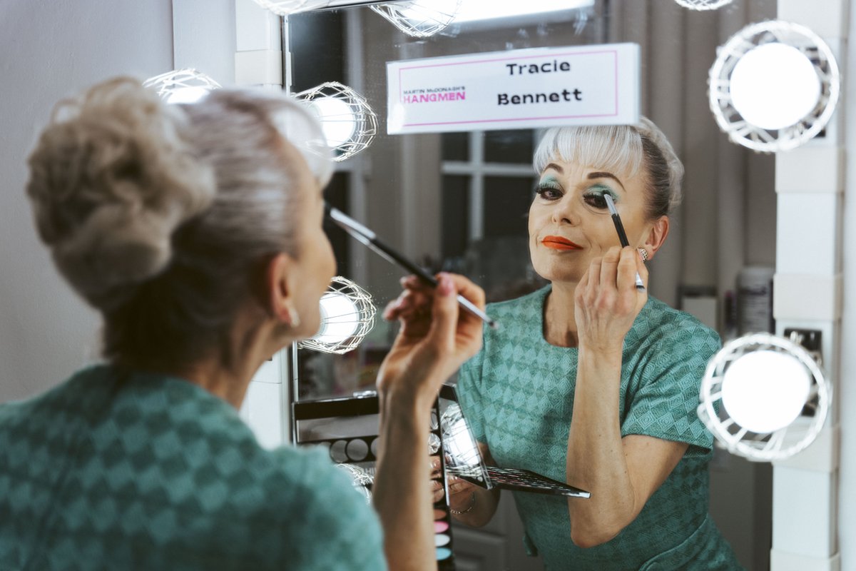 HangmenBway's tweet photo. Tracie Bennett dons her character’s iconic teal eyeshadow and coral lip stain before hitting the stage. https://t.co/EOiz9aMtYM