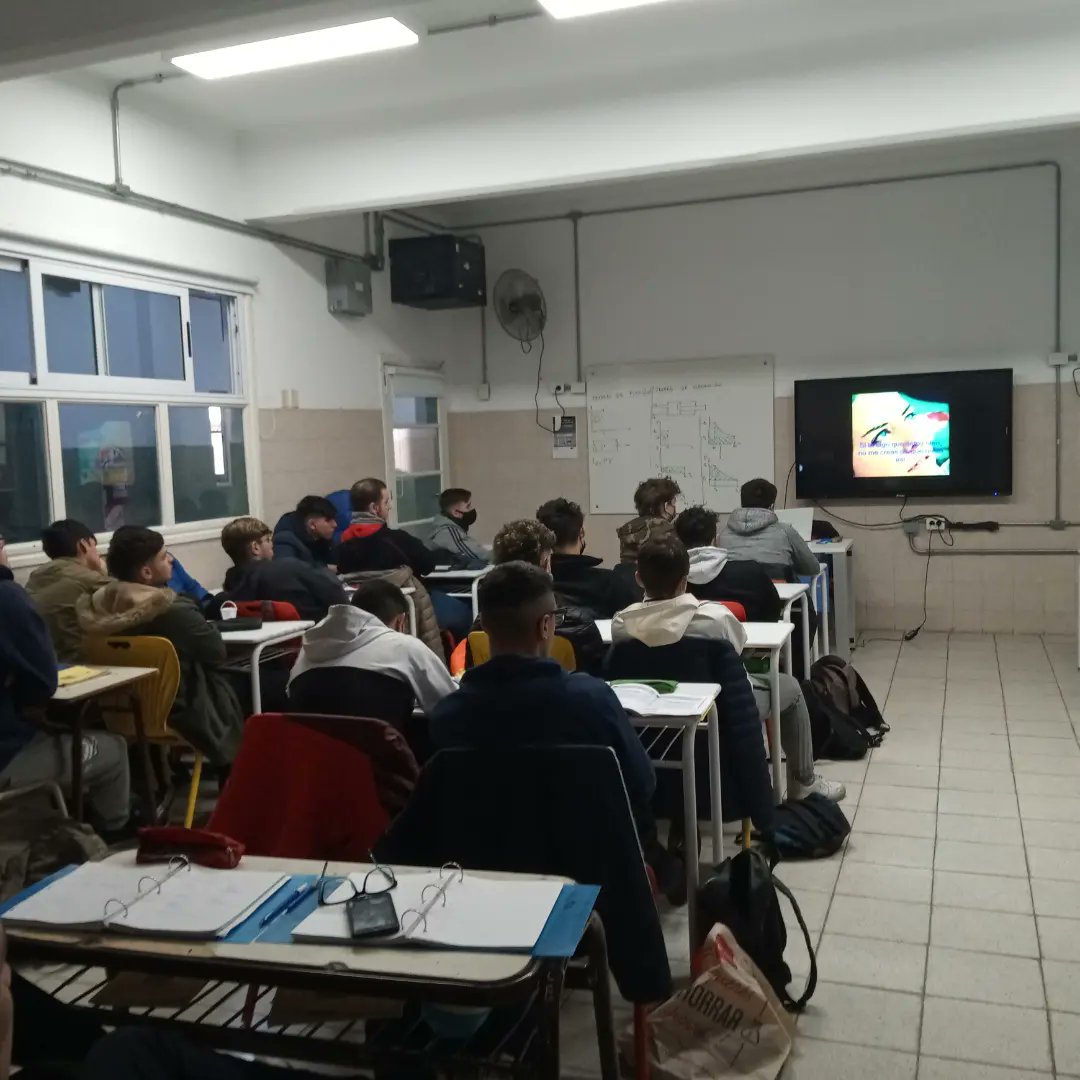 CENosotros's tweet photo. Ayer estuvimos hablando de conducción segura, nocturnidad y alcohol con el 5to año TM de la ET 35 Ing Laztina. Ahi está el futuro https://t.co/K3XGCH59yD