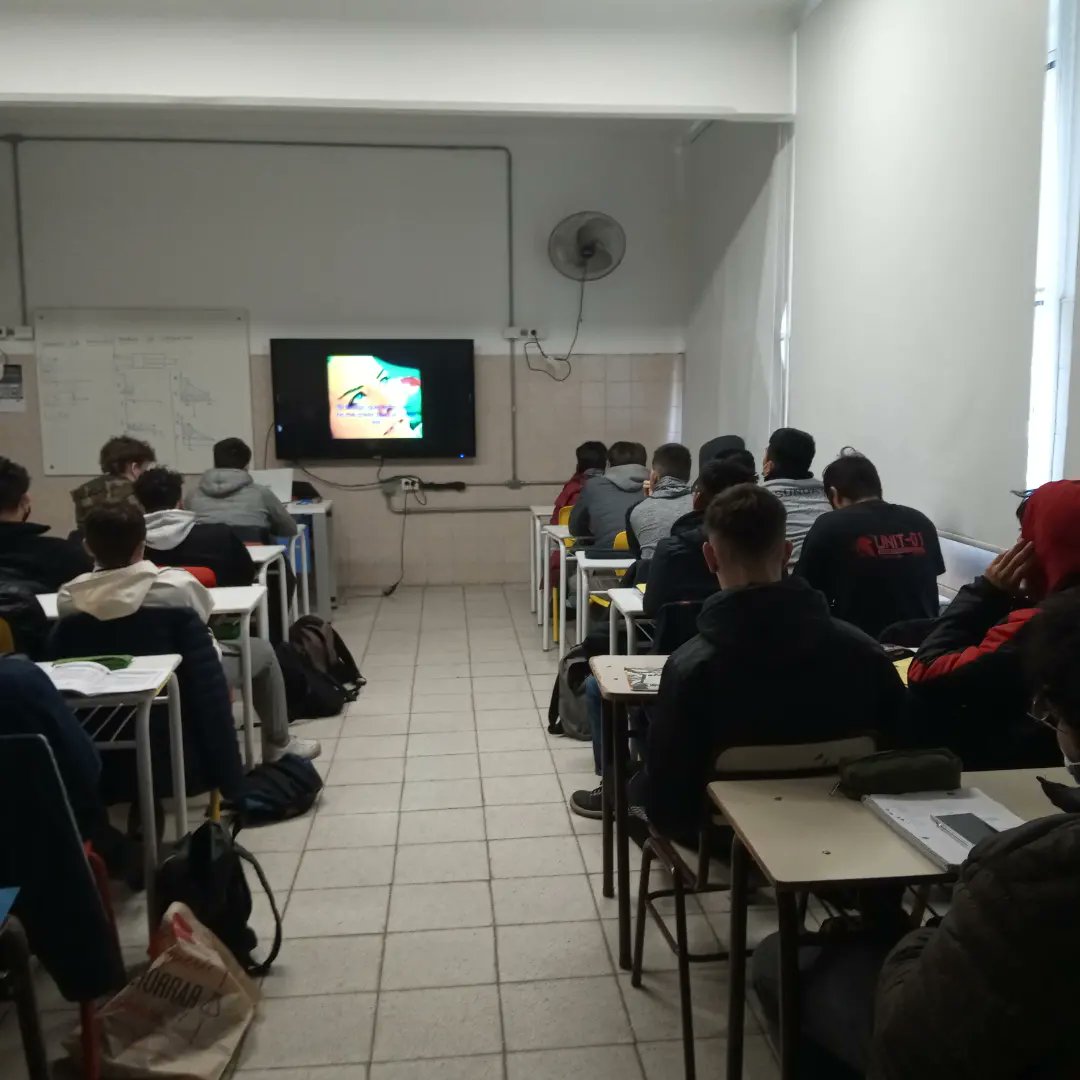 CENosotros's tweet photo. Ayer estuvimos hablando de conducción segura, nocturnidad y alcohol con el 5to año TM de la ET 35 Ing Laztina. Ahi está el futuro https://t.co/K3XGCH59yD